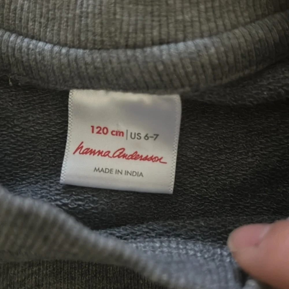 Hanna Andersson Ruffle Sweatshirt in French Terry. Size 6-7